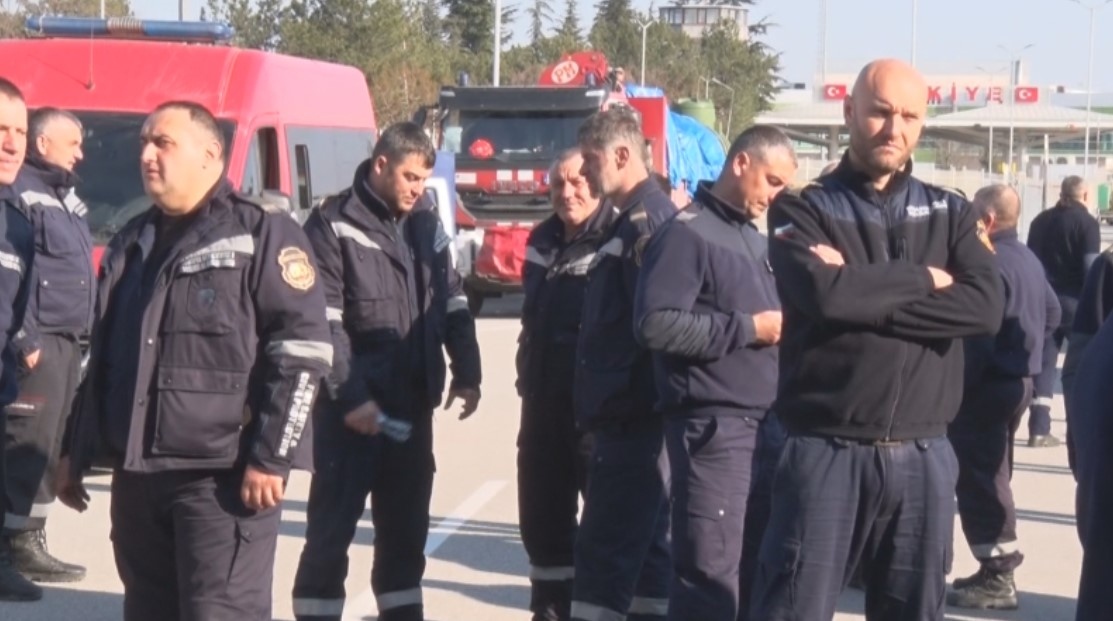 80 пожарникари които 11 дни бяха в Турция за да